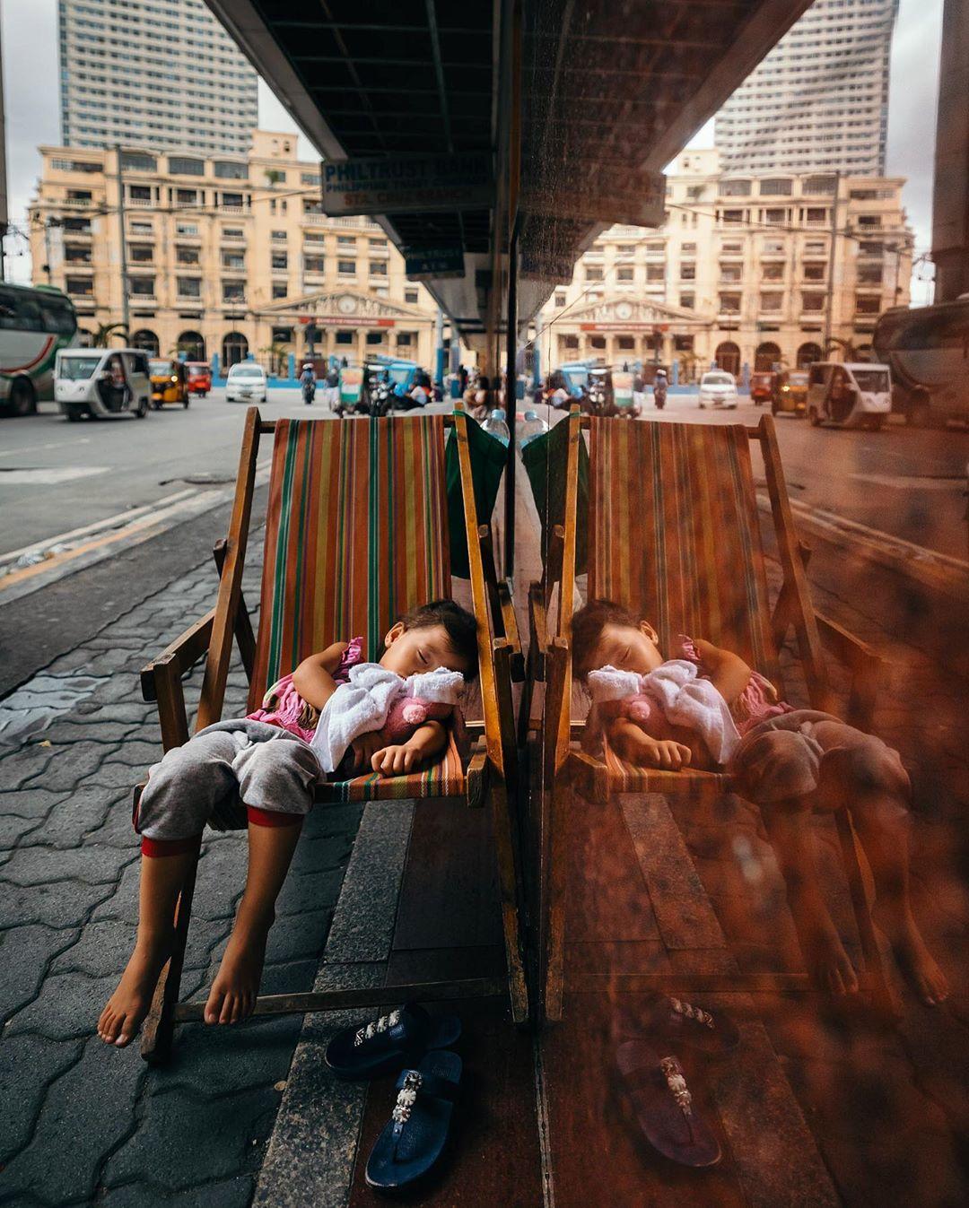  路边睡着的孩子，来自摄影师Jilson Tiu。 