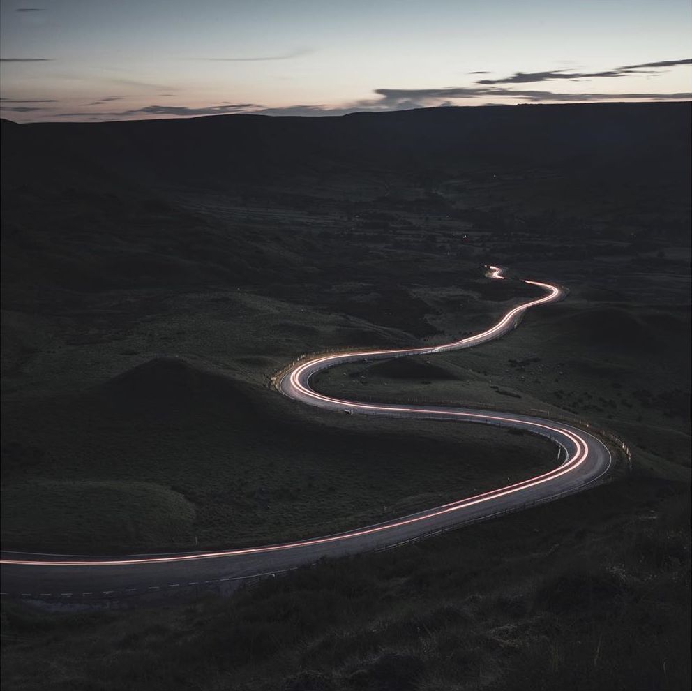  黄昏下的道路，来自摄影师Chris Benham。 