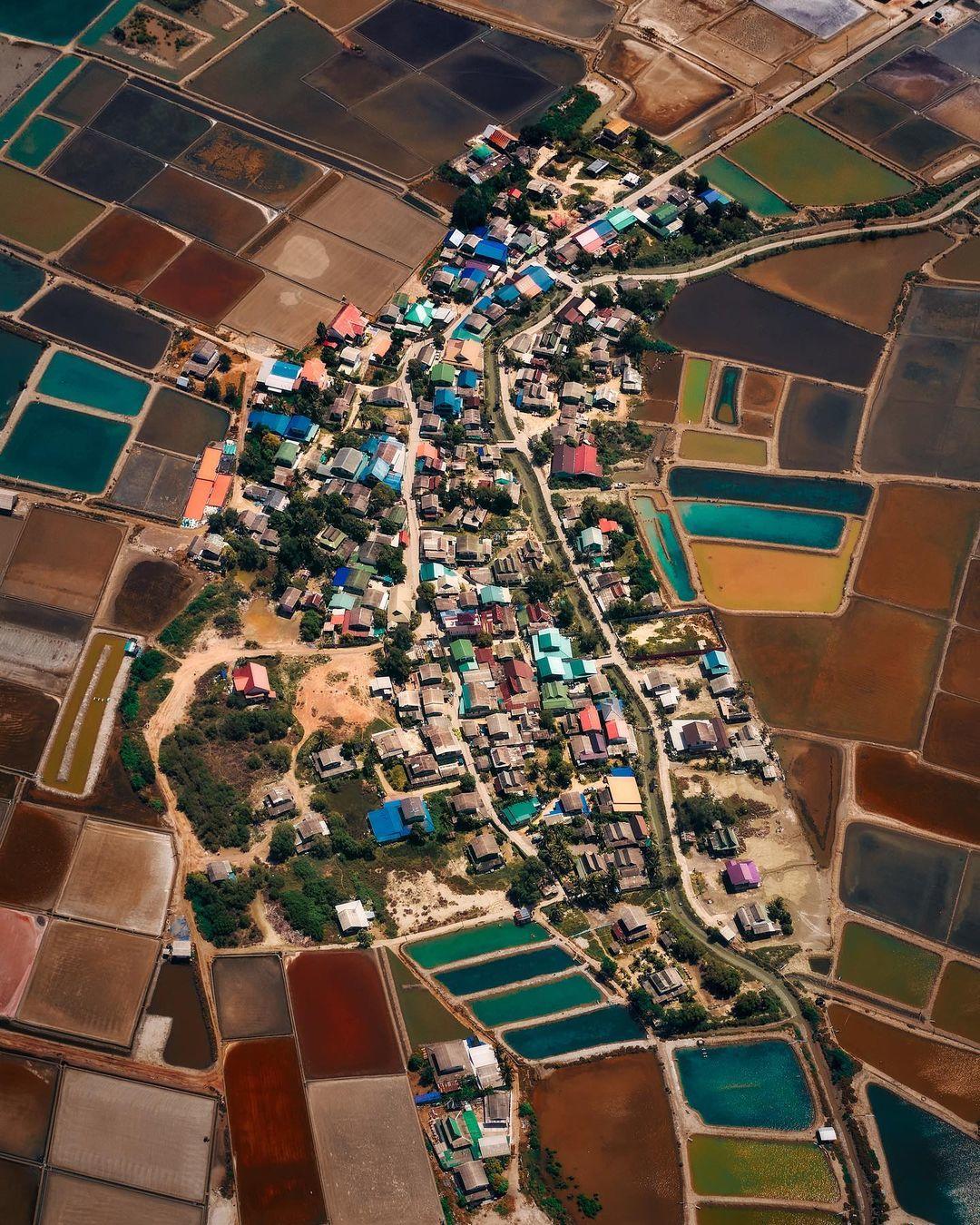  色彩环绕的泰国佛丕府，来自摄影师K. Treetrong。 