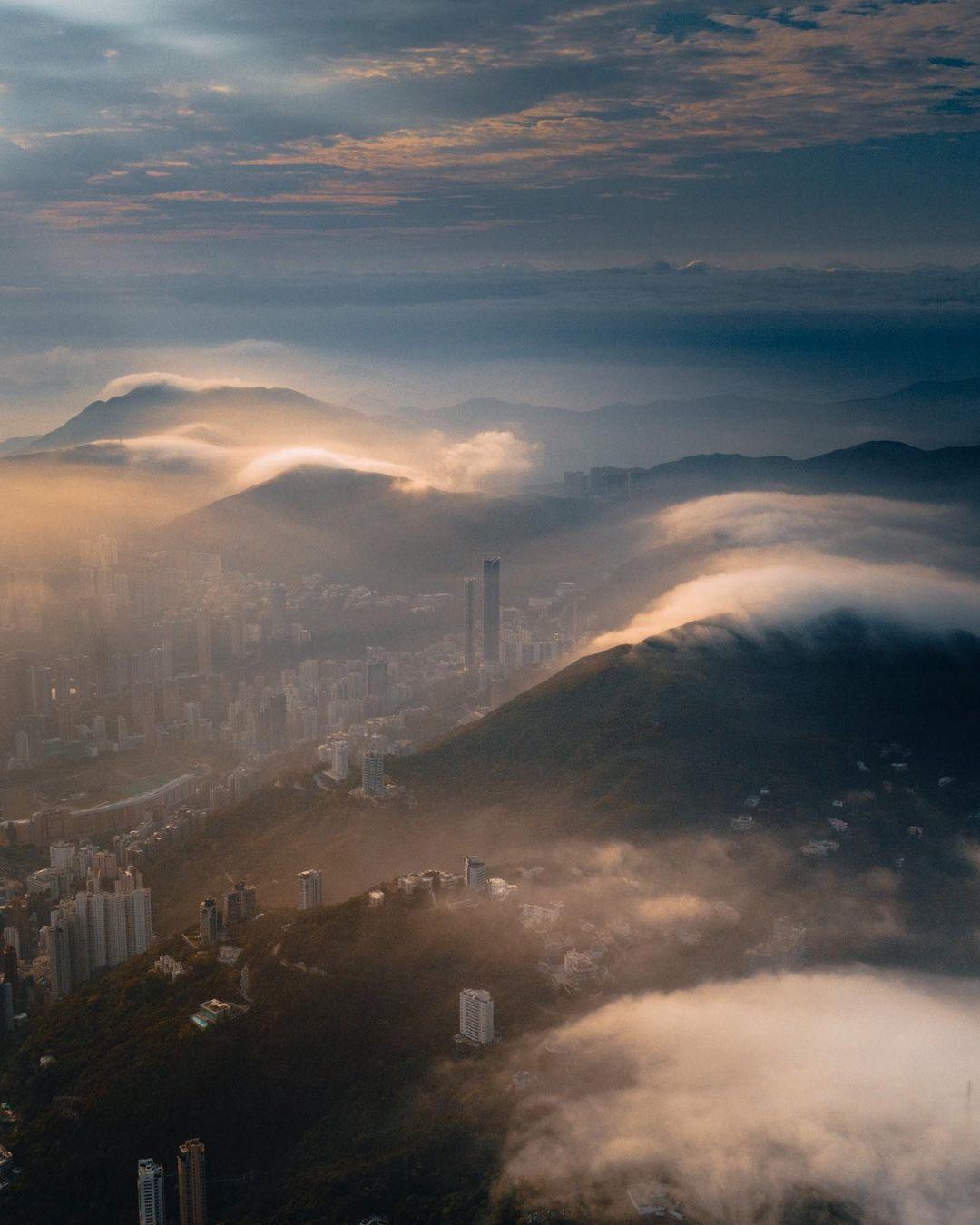  云雾下的香港，来自摄影师Jsr Pixel。 