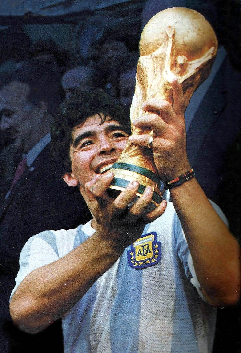  迭戈·阿曼多·马拉多纳（Diego Armando Maradona，1960年10月30日—2020年11月25日），出生于阿根廷布宜诺斯艾利斯，阿根廷著名足球运动员。1986年6月，马拉多纳率领阿根廷队获得世界杯冠军。 