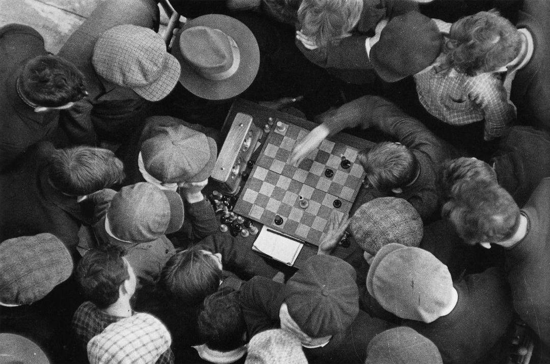  俄罗斯街头下棋的人，Boris Ignatovich摄于1935年。 