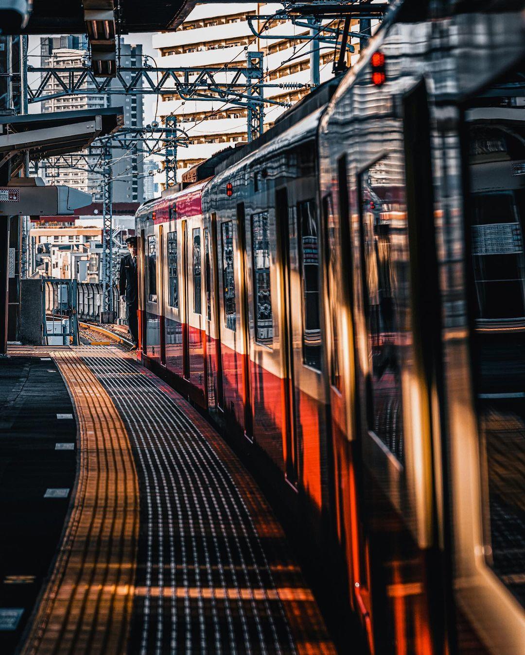  晨光中的地铁，Junya Watanabe摄于东京。 