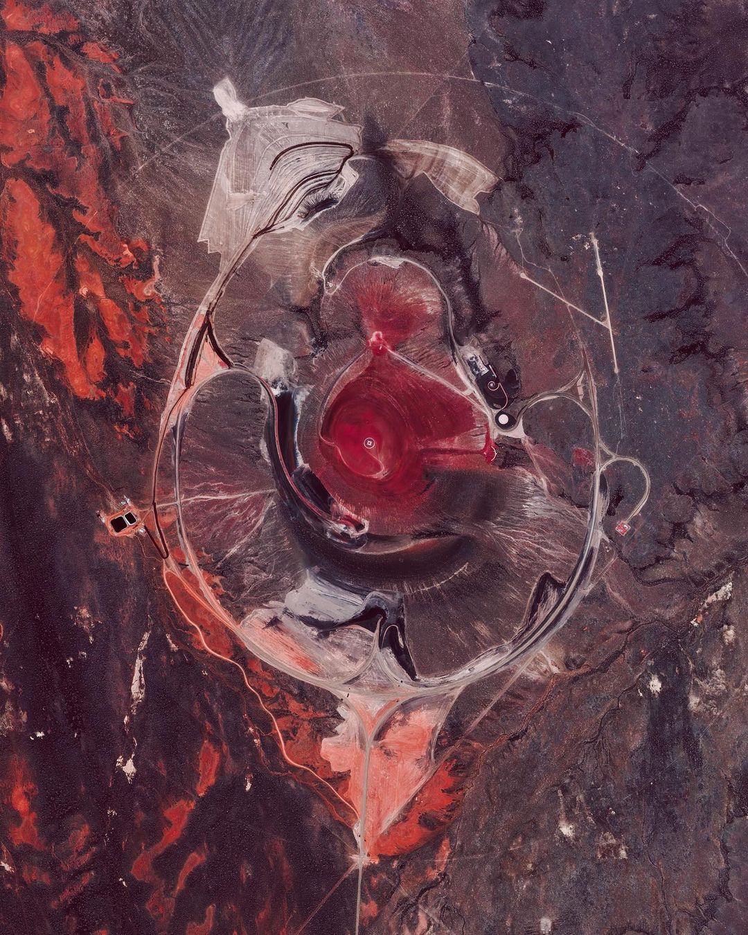 罗丹火山口，来自Maxar Technologies。 