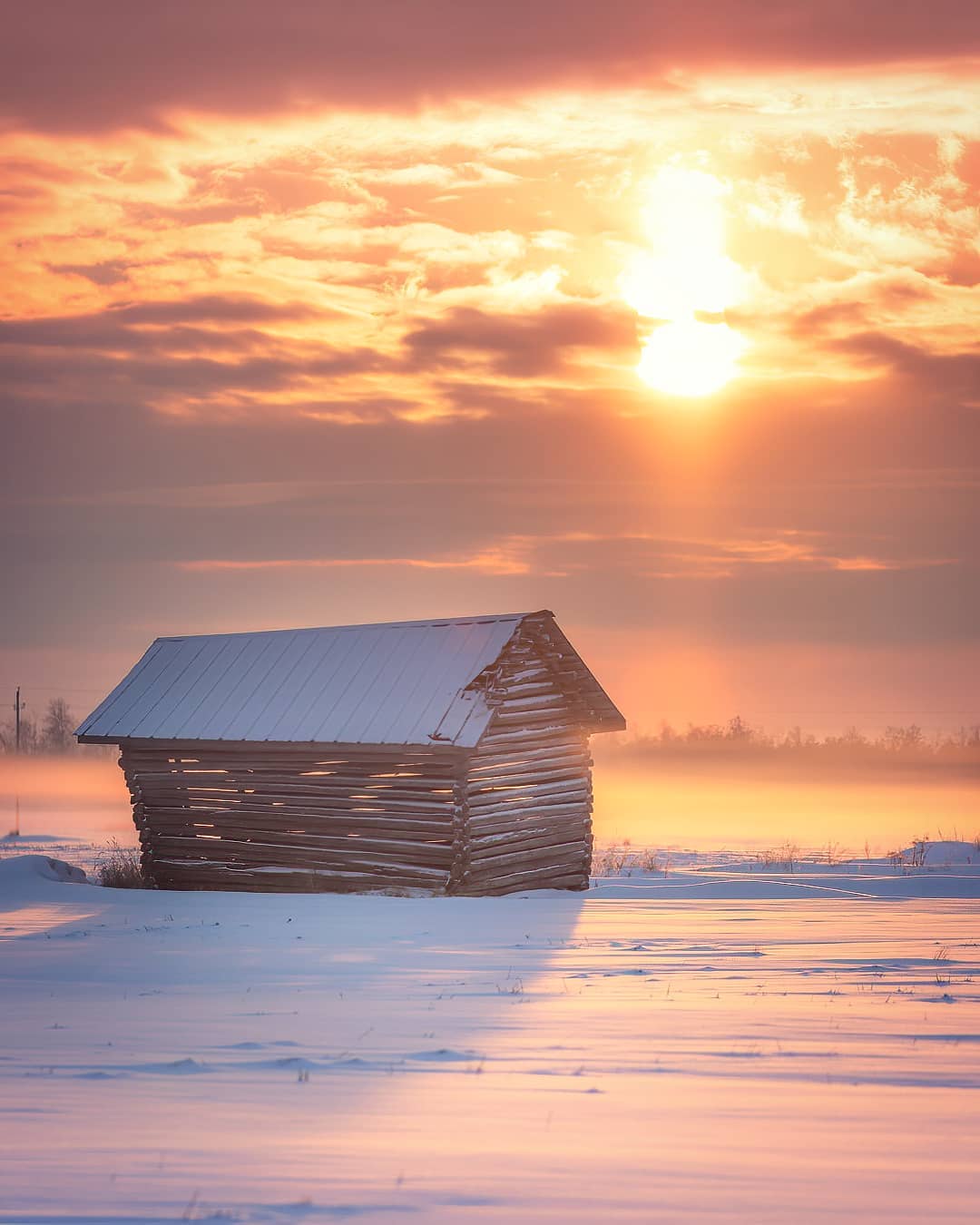 夕阳下的雪中小屋来自摄影师jukkarisikko