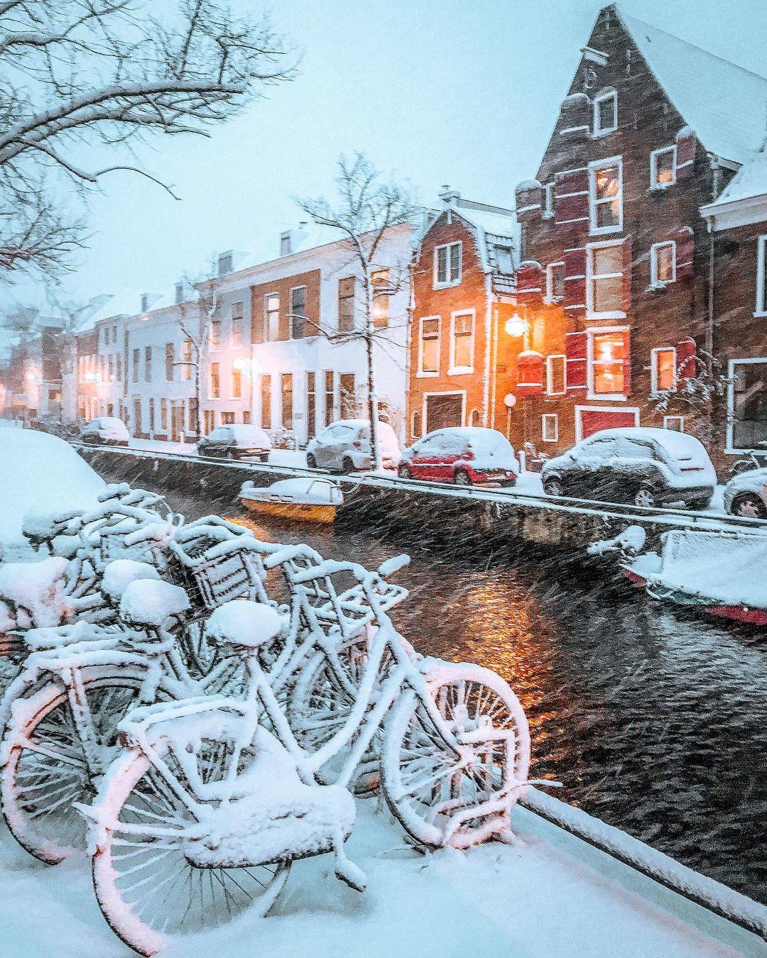  大雪中的荷兰哈勒姆，来自摄影师Brian Sweet。 