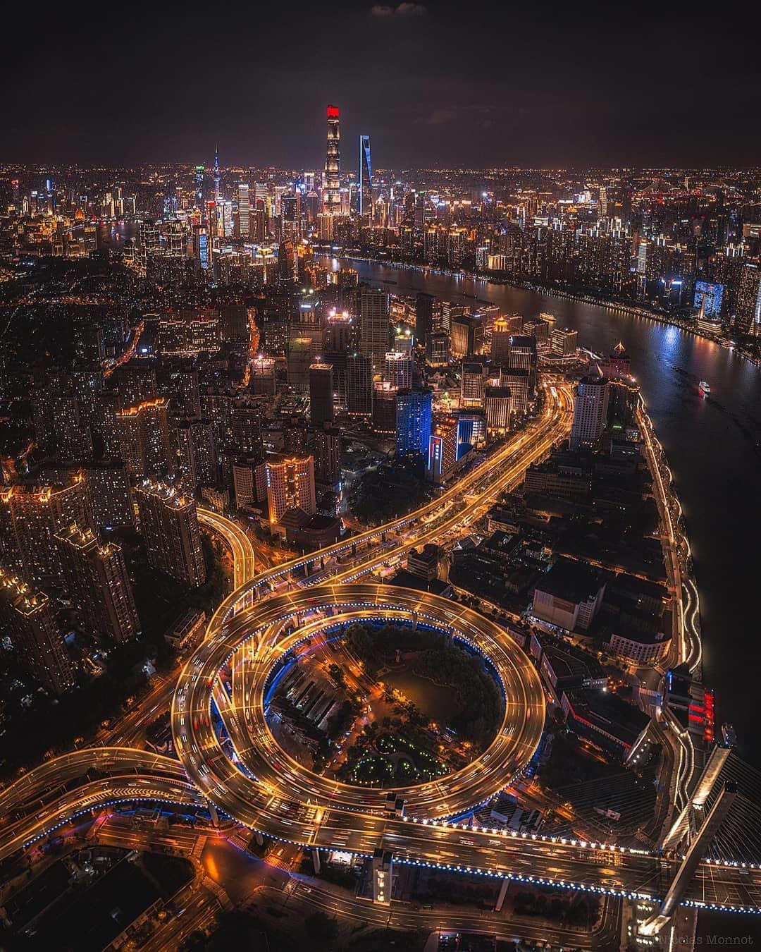  夜幕下的上海，来自摄影师Nicolas Monnot。 
