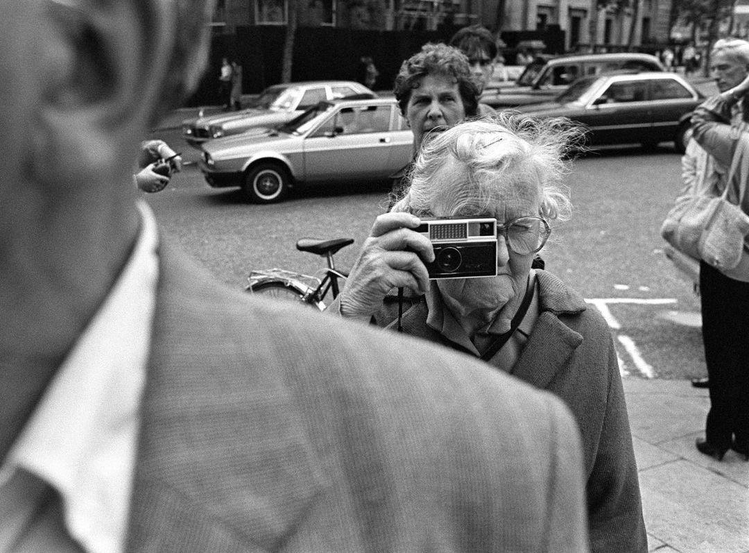  街头拿着相机的老人，来自摄影师Gil Rigoulet。 