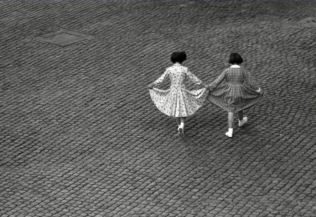  舞裙，Herbert List Estate摄于1955年意大利罗马。 