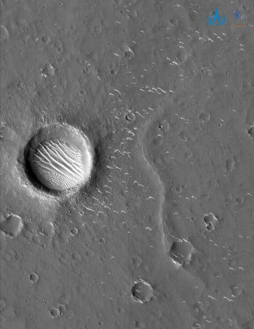  天问一号在距离火星表面330公里处拍摄的火星表面。 