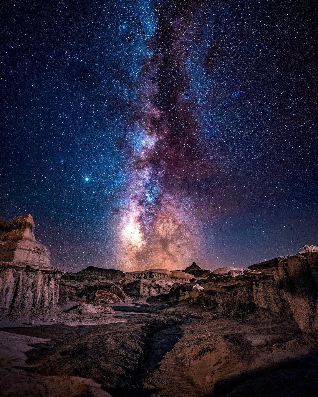  荒野上的银河，来自摄影师Erik Kuna。 