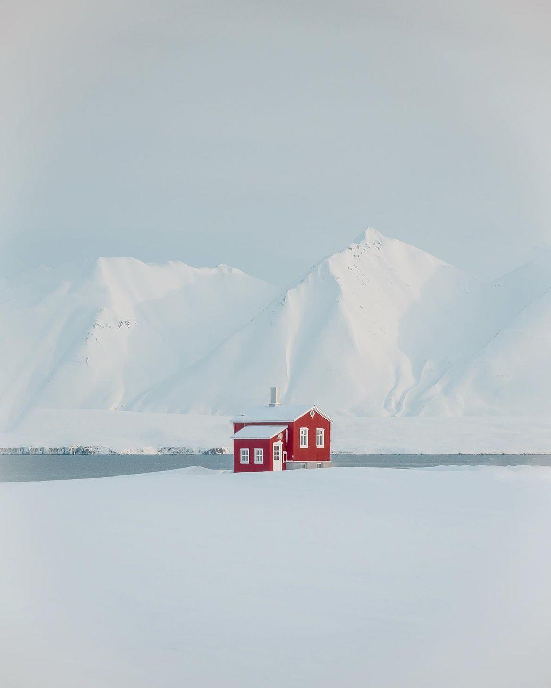  冰雪中的房子，Eyrun Lydia摄于冰岛。 