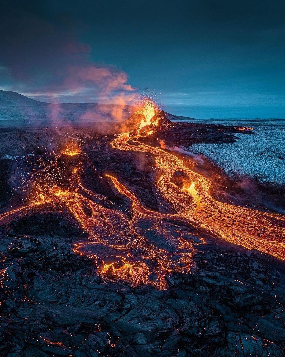  冰岛喷发的火山，来自摄影师OZZO。 