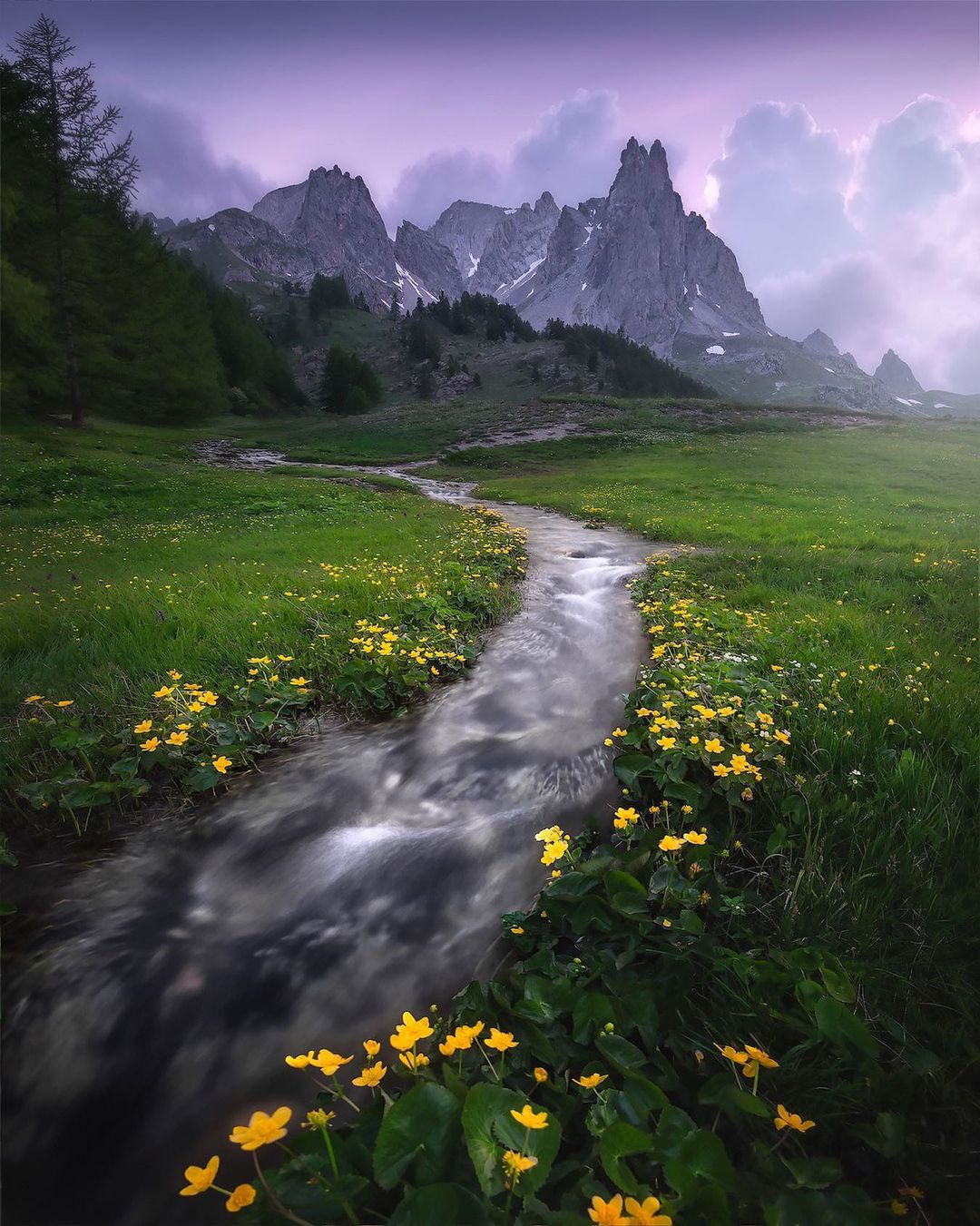  法国阿尔卑斯山下的小溪，来自摄影师Kevin Teerlynck。 