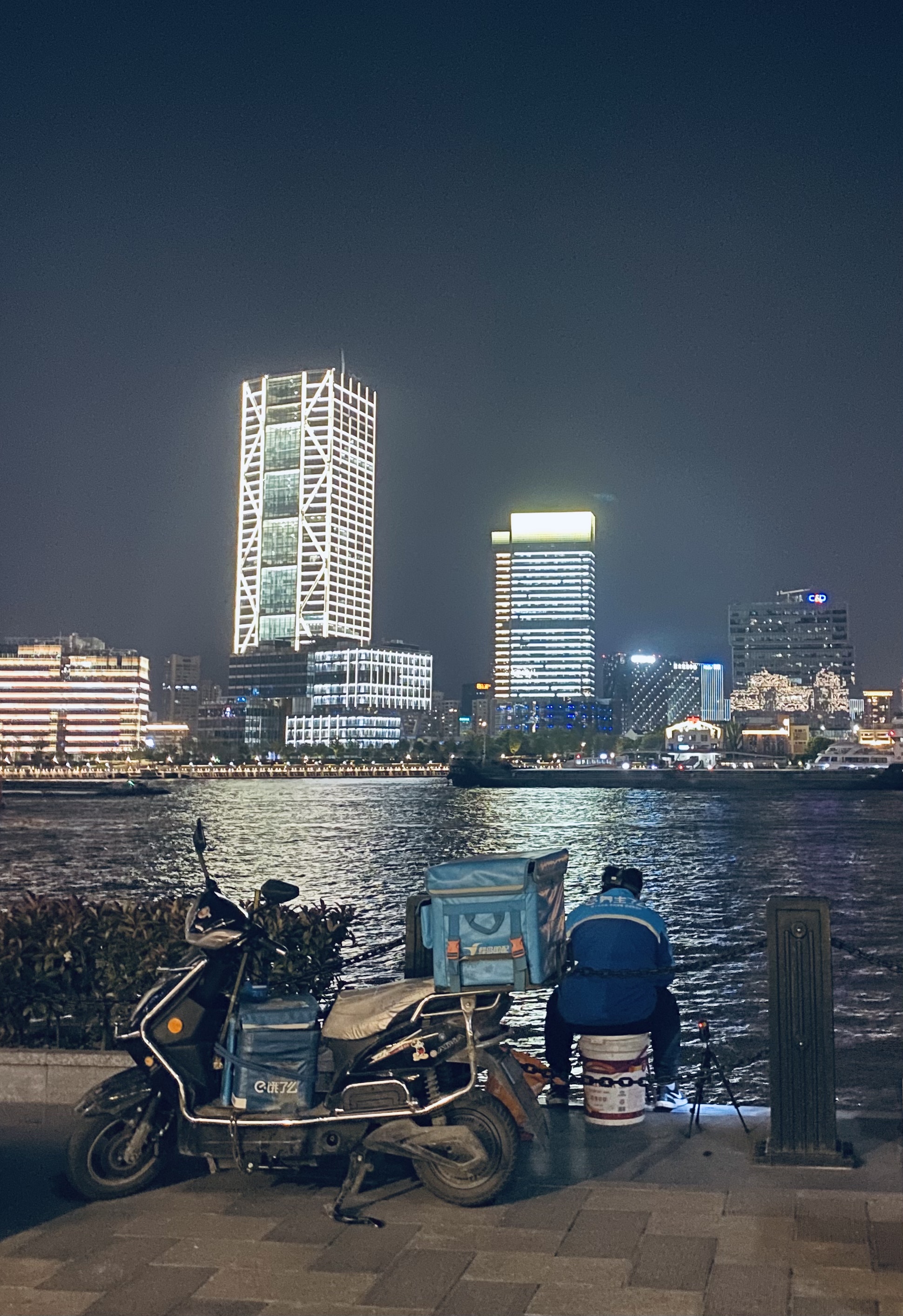江边。