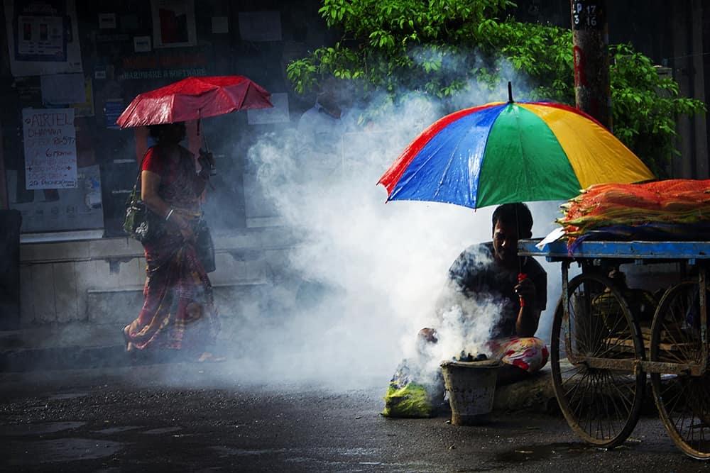  街头生火，来自摄影师Arunabha Kundu。 