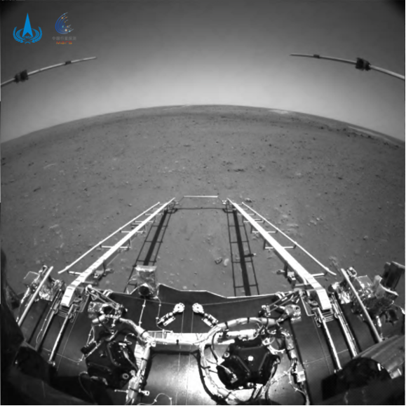  祝融号火星车拍摄的火星表面。 
