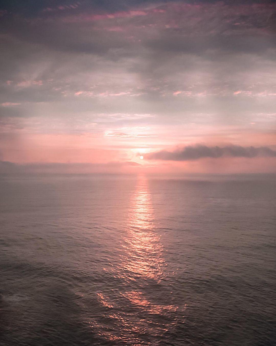  海上日出，来自摄影师Alex Jones。 