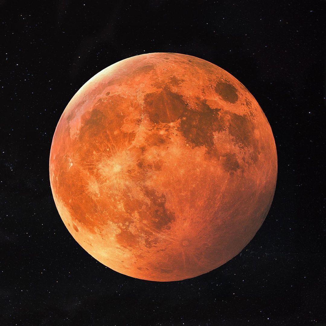  红色满月，来自摄影师Jay Daley。 