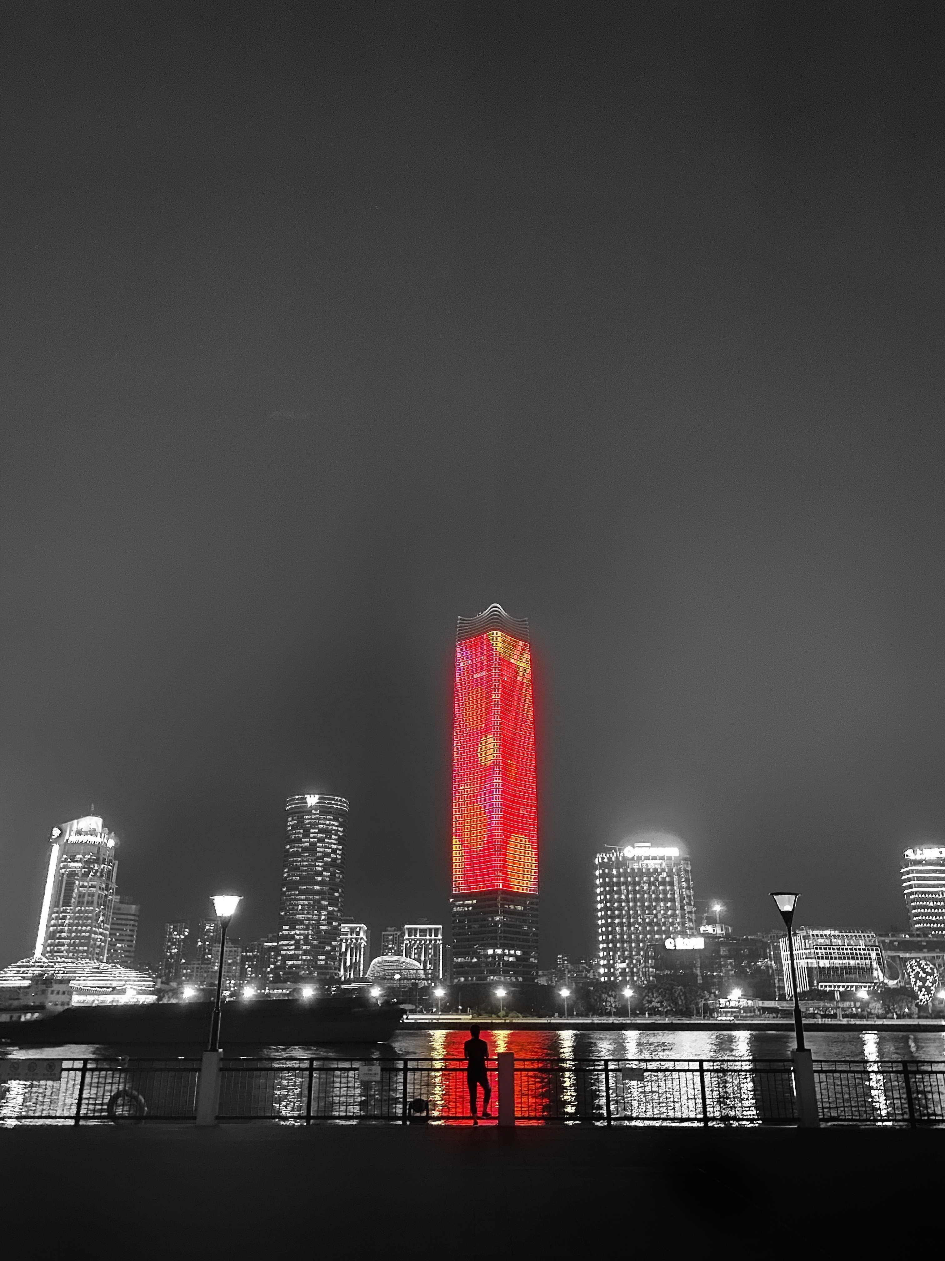 夜幕江边。