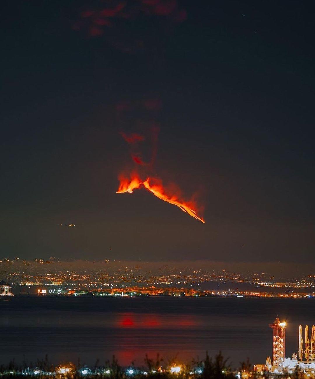 夜幕下的埃特纳火山，来自摄影师Kevin Zaragoza。 
