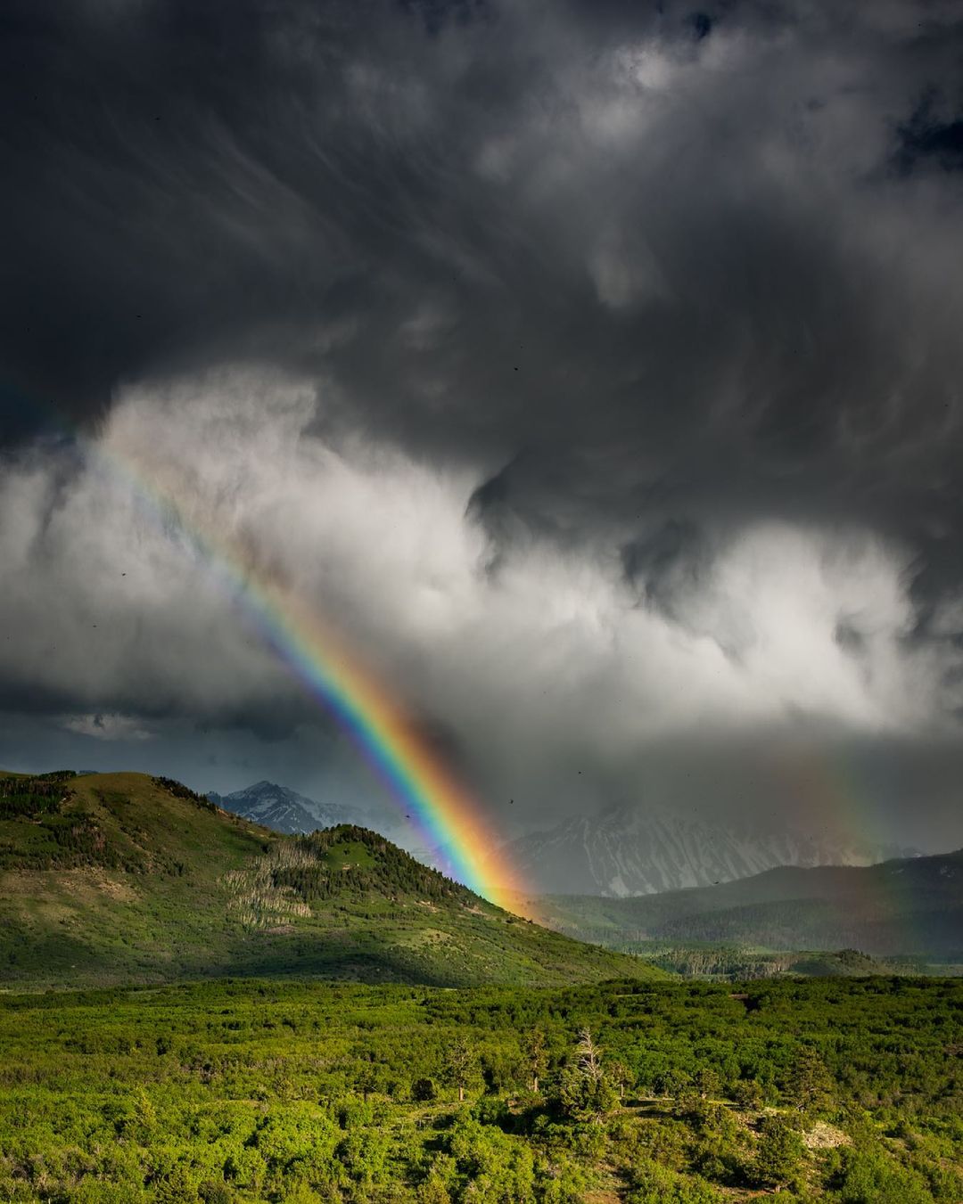  山间彩虹，来自摄影师Adam Kyle Jackson。 