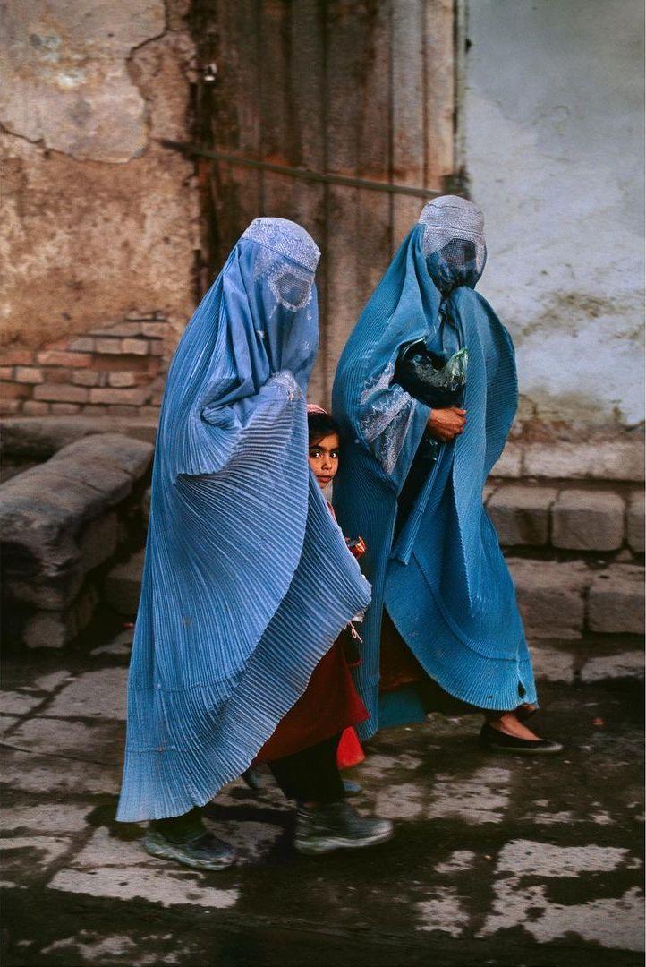  街头，Steve McCurry摄于2002年阿富汗喀布尔。 