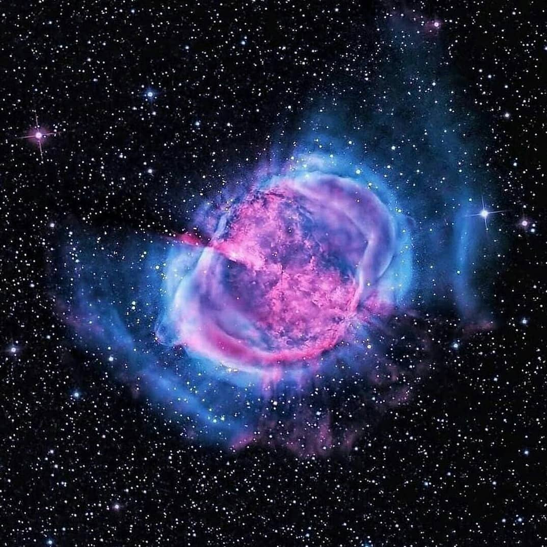 哑铃星云也是最早被人类发现的行星状星云,它于1764年被法国天文鸭乙