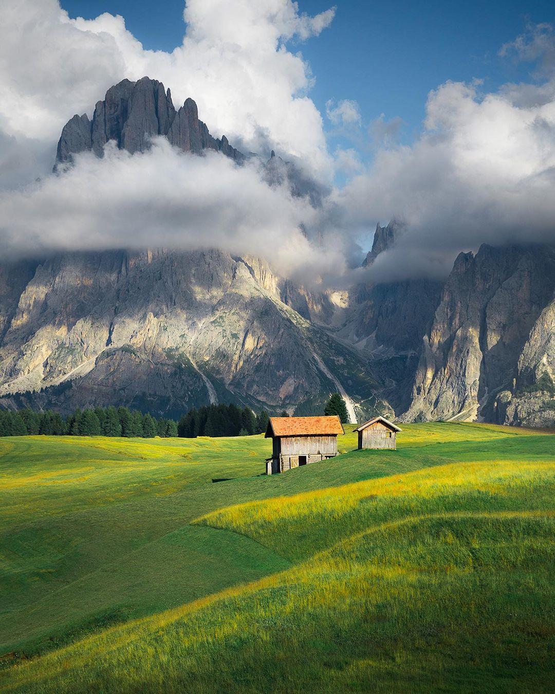  山间小屋，来自摄影师Marco Grassi。 