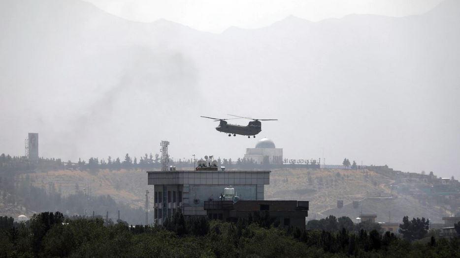 2021年8月15日美国支奴干直升机在阿富汗喀布尔大使馆进行人员撤离。