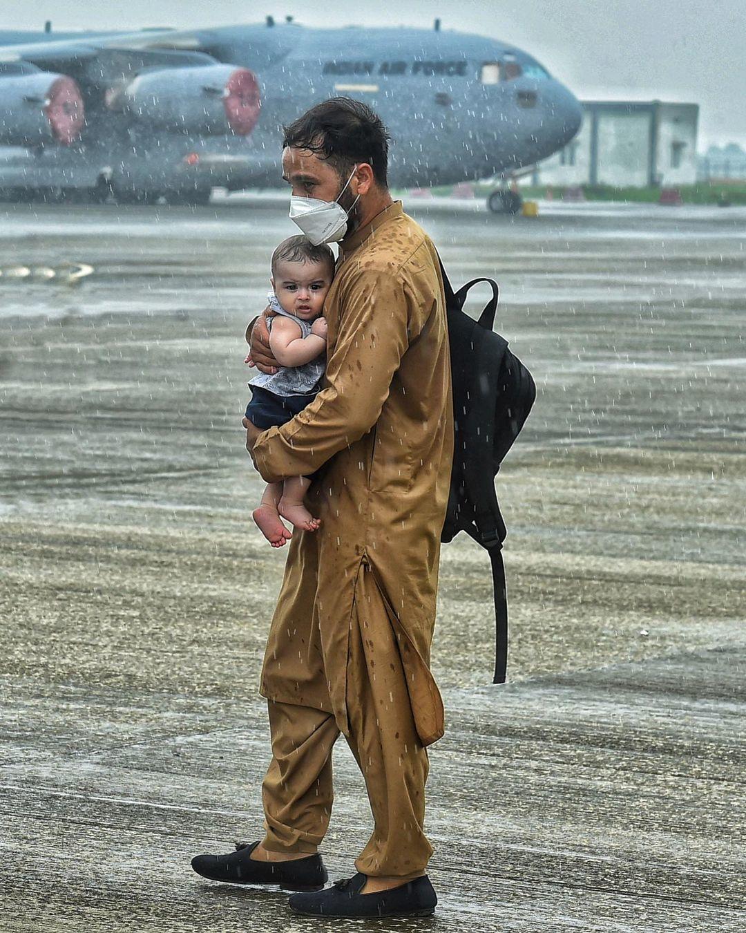  从阿富汗撤离的男人和孩子，来自摄影师Arun Sharma。 