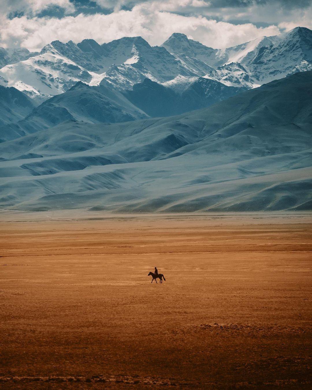  雪山与牧民，Sarah Kaja摄于吉尔吉斯斯坦。 