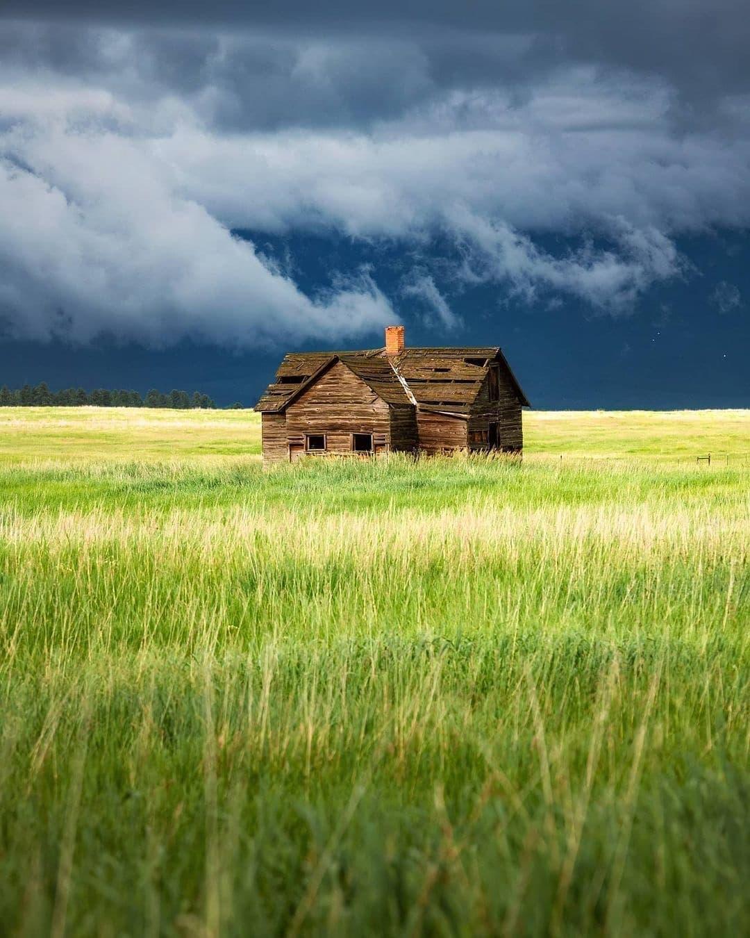  草原上的小屋，来自摄影师Kurtis Minster。 