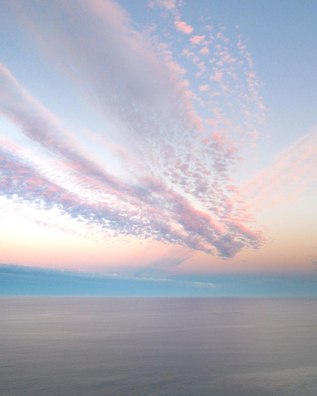  海与天，来自摄影师James Knight。 