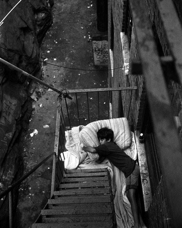  睡在楼梯边的孩子，来自摄影师Dark Reflections。 