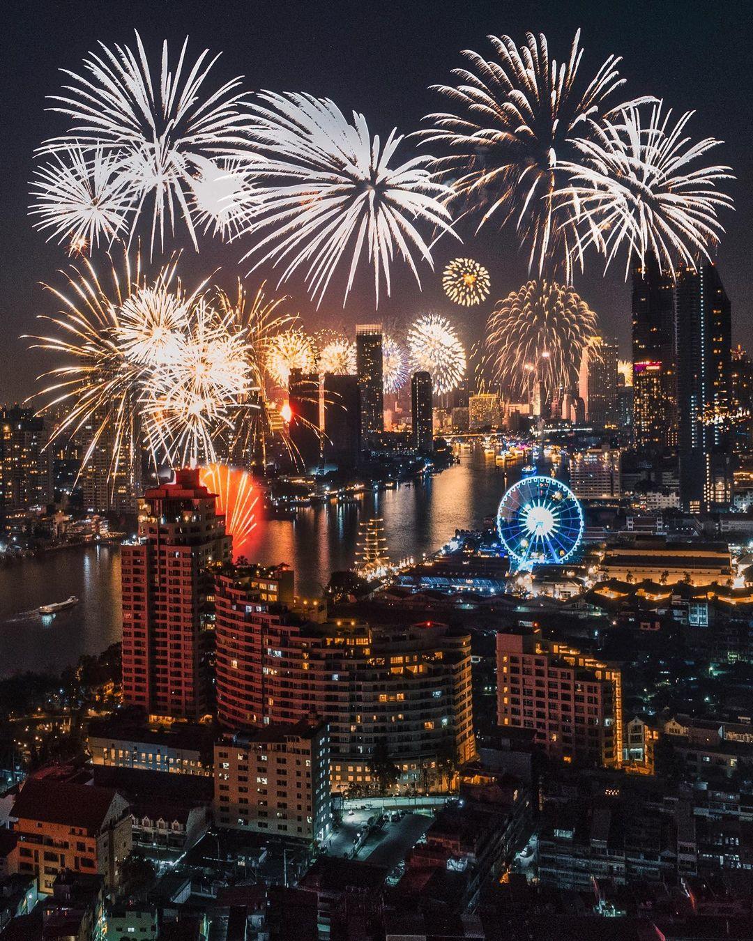  泰国曼谷的新年焰火，来自摄影师K.Treetrong。 
