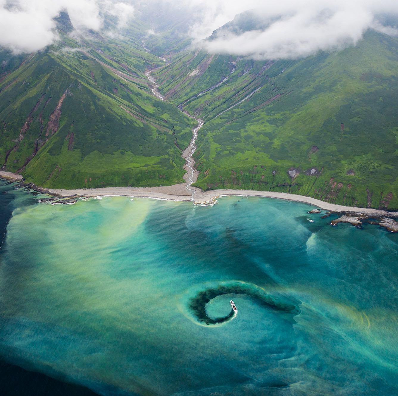  千岛群岛的海水，来自摄影师Chris Burkard。 