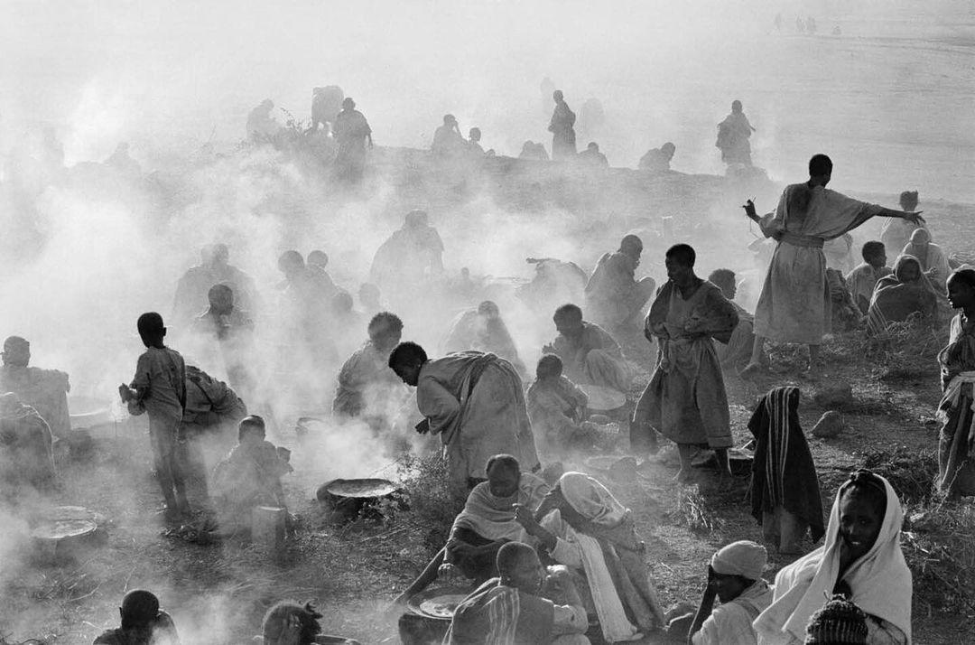  1983年埃塞尔比亚饥荒救助中心，来自摄影师Chris Steele-Perkins。 