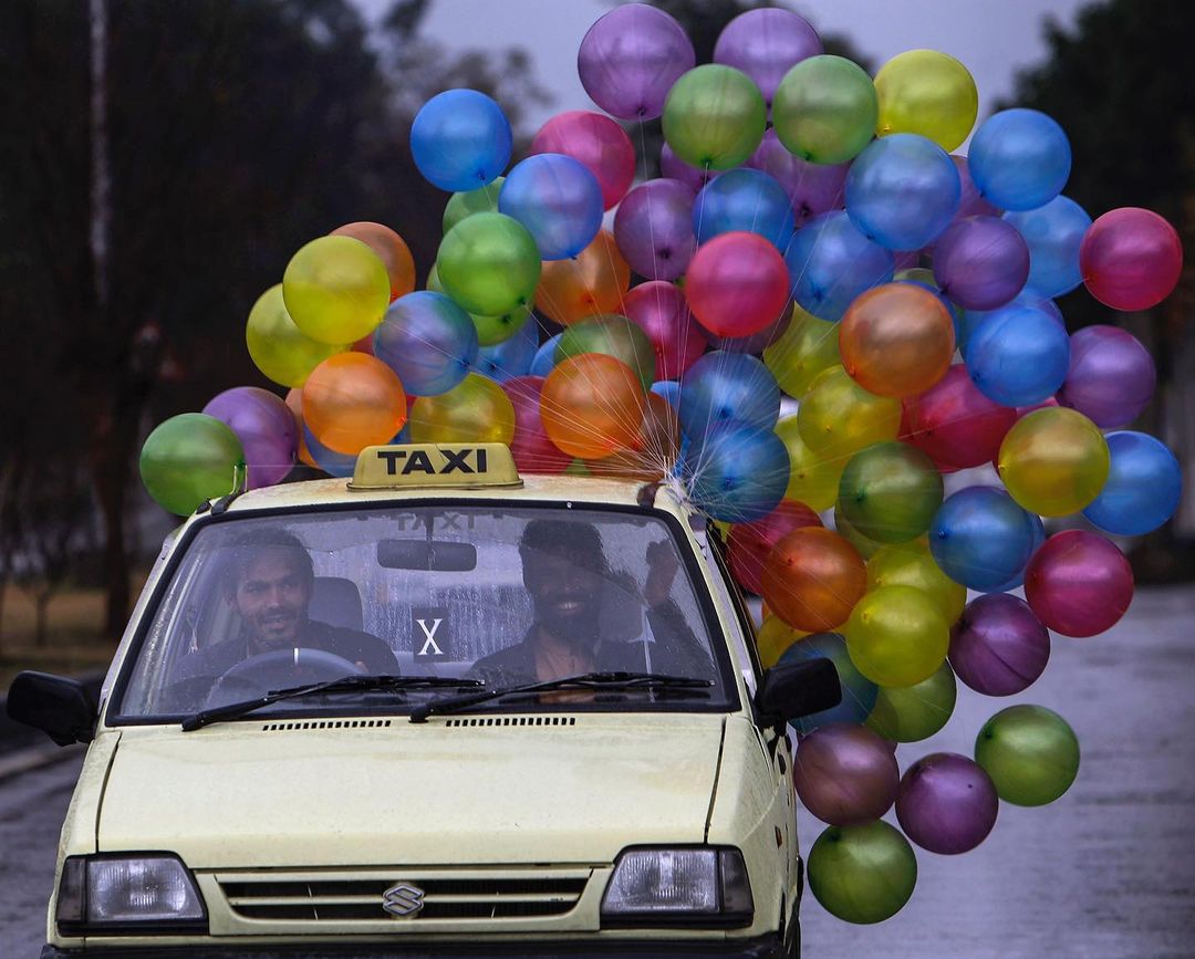 装满气球的出租车来自摄影师muhammedmuheisen