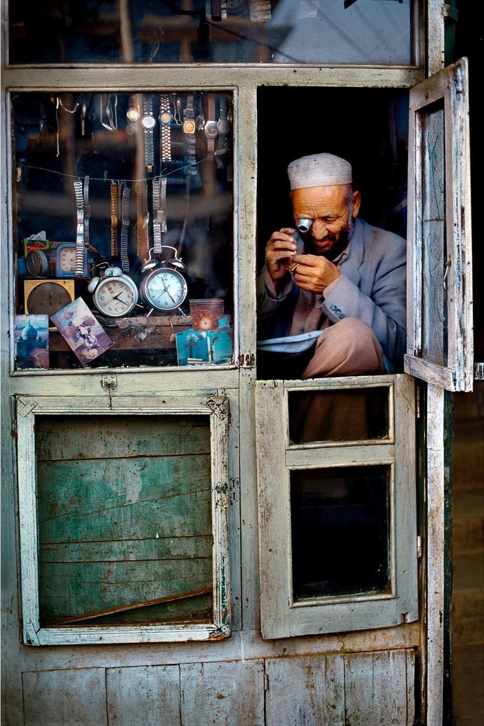  街头的钟表匠，Steve McCurry摄于2002年阿富汗。 