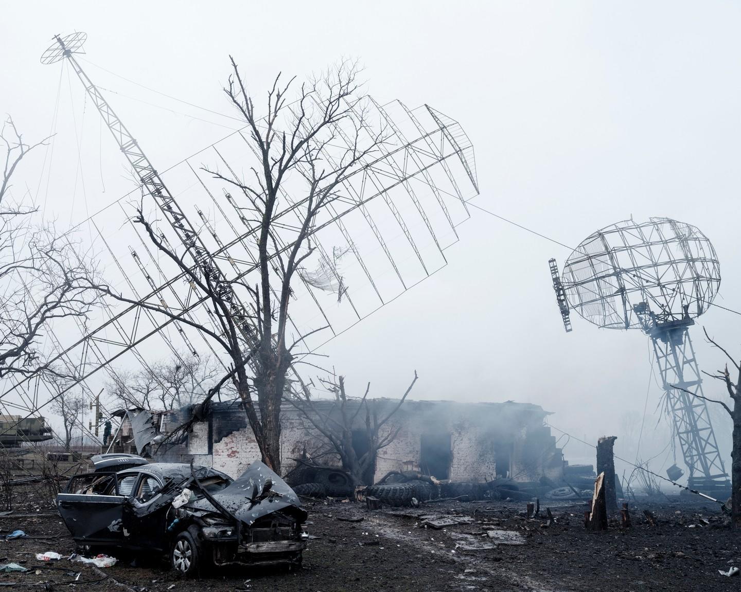  2022年2月24日被俄军击毁的乌克兰雷达站，Lorenzo Meloni摄于乌克兰马里乌波尔。 