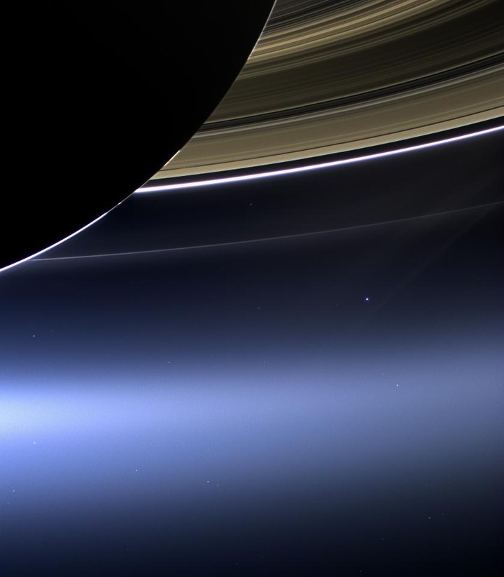  2013年卡西尼号探测器拍摄的土星环，右下方蓝点是地球，来自NASA。 