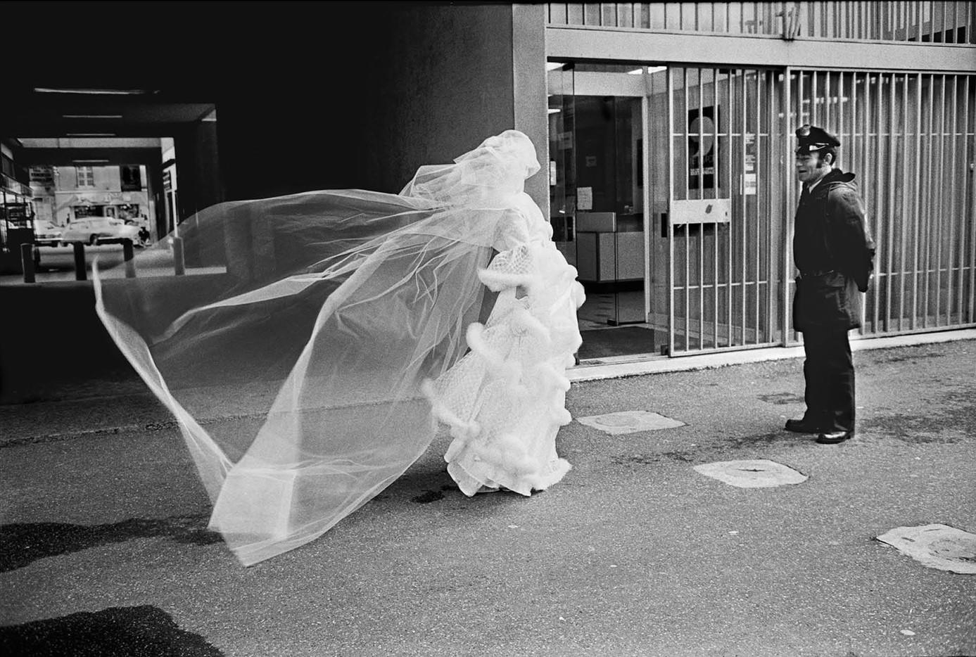  去婚礼路上的新娘，Guy Le Querrec摄于1975年11月，巴黎。 