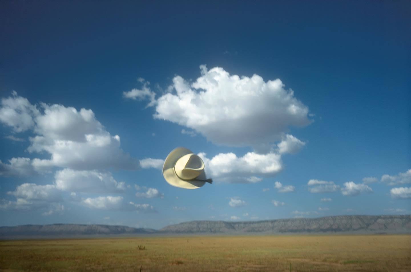  风中的帽子，来自摄影师Vincent J Musi。 