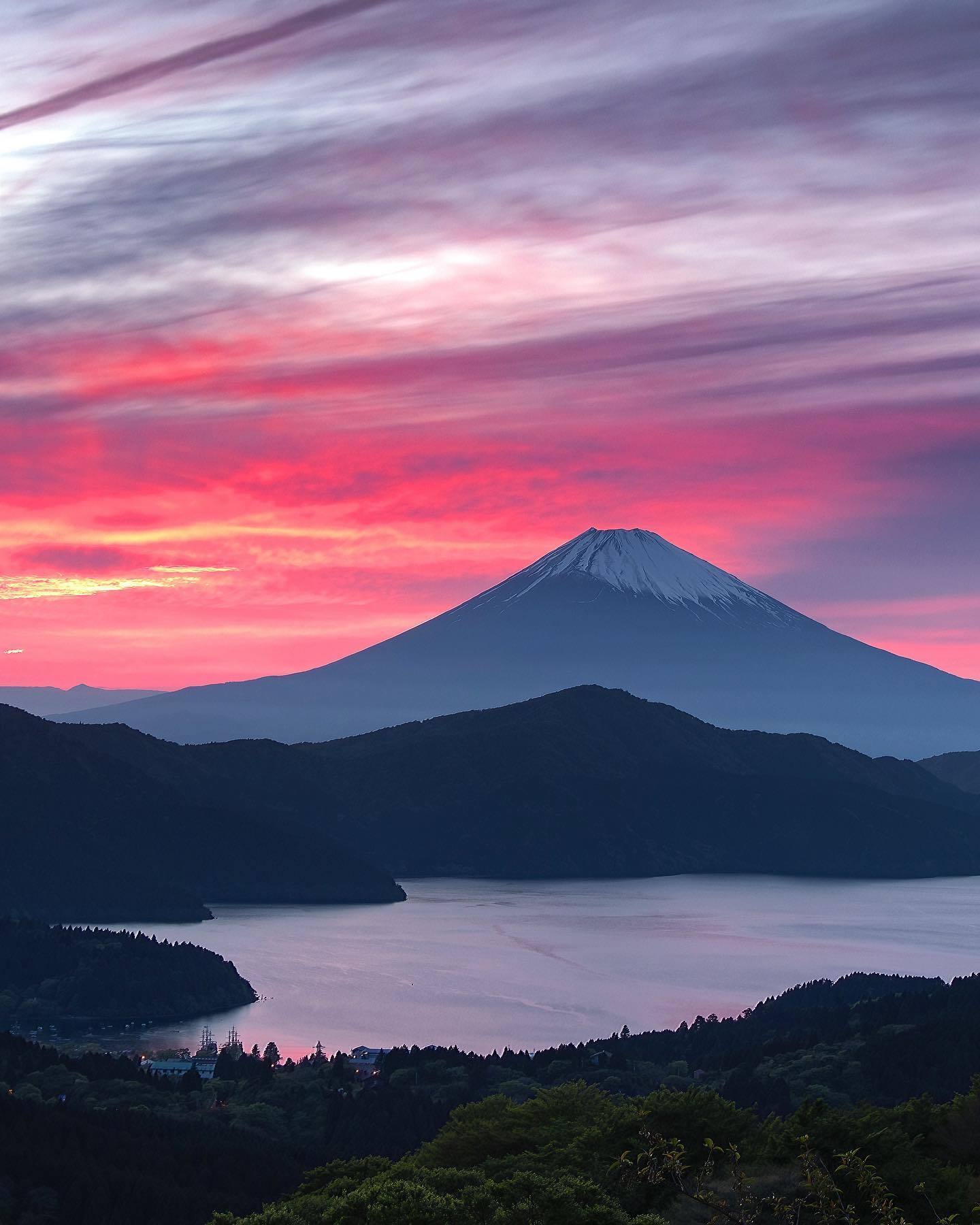 黄昏富士山，来自摄影师Aquabloom。 