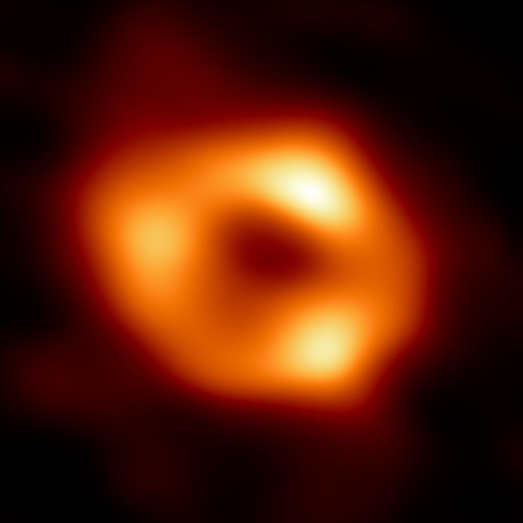  2022年5月12日事件视界望远镜发布的银河系中心黑洞照片。这是人类“看见”的第二个黑洞，也是银河系中心超大质量黑洞真实存在的首个直接视觉证据。这个超大质量黑洞距离太阳系约2.7万光年，质量超过太阳质量的400万倍。 