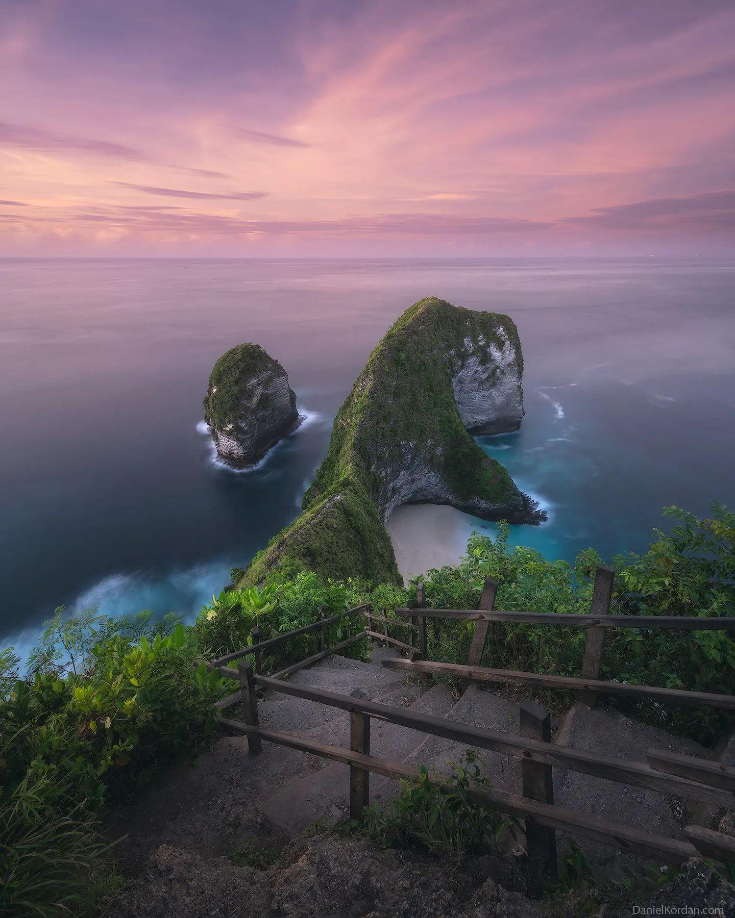  日出下的印尼珀尼达岛，来自摄影师Daniel Kordan。 