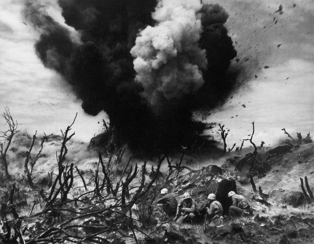  1945年2月硫磺岛战役，来自马格南摄影师W. Eugene Smith。 