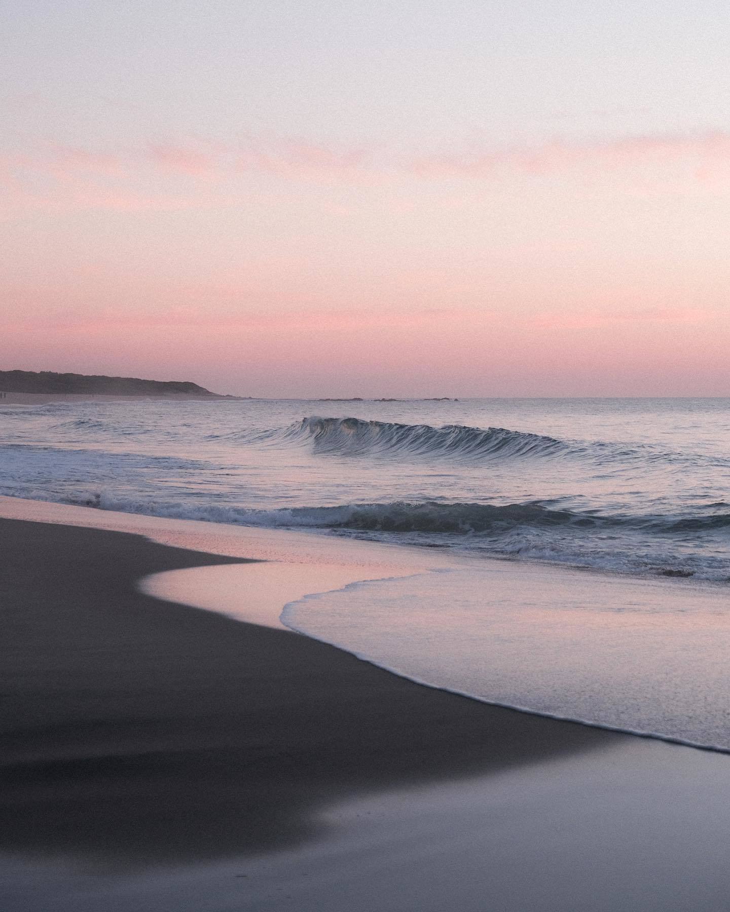  日落下的海滩，来自摄影师Alves。 