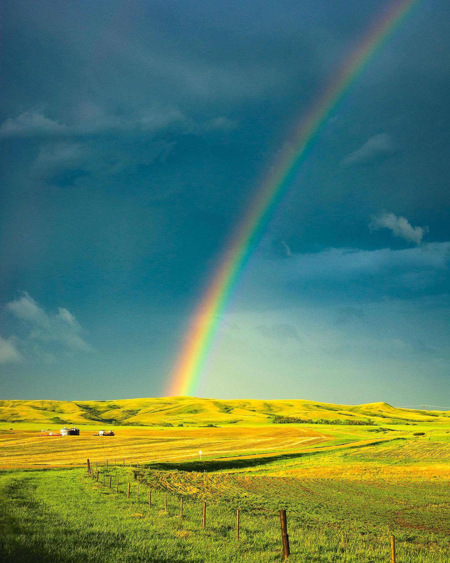  田野上的彩虹，来自摄影师Herry。 
